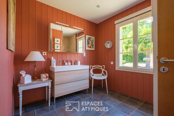 Maison de plain-pied ouvert sur jardin, terrasse et piscine couverte