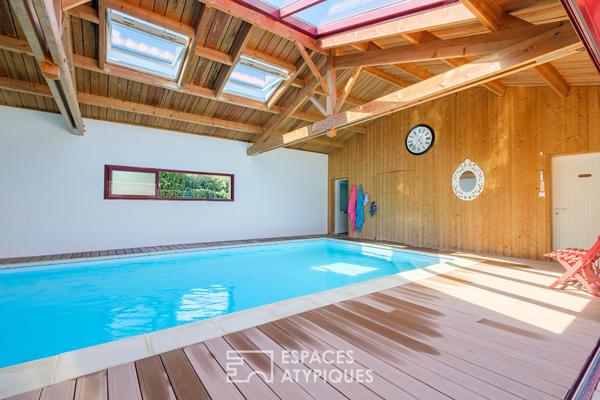 Maison de plain-pied ouvert sur jardin, terrasse et piscine couverte