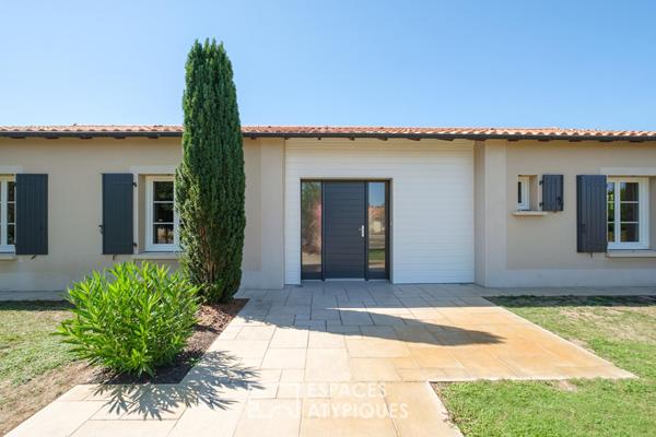 Maison de plain-pied ouvert sur jardin, terrasse et piscine couverte
