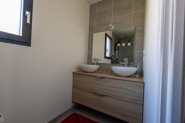 Belle Villa récente avec vue dominante et prestations modernes