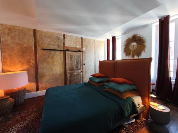 Maison de caractère à vendre 6 pièces LA CHATRE (36) 4 chambres, 2 garage, terrasse, jardin, rivière 269 900€