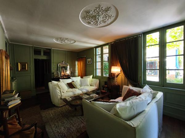 Maison de caractère à vendre 6 pièces LA CHATRE (36) 4 chambres, 2 garage, terrasse, jardin, rivière 269 900€