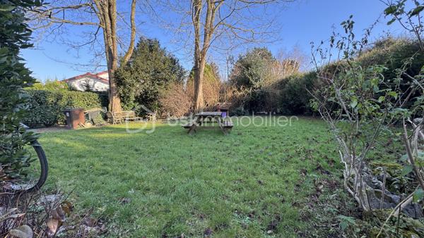 Au CALME et proche toutes commodités (écoles, commerces et transports à 3 min à pied), venez découvrir cette charmante maison  de 90 m2 au total mitoyenne d'un côté édifiée sur un beau terrain de 344 m2 arboré et SANS VIS-A-VIS. 

La maison se compose d'une entrée avec placard, WC, buanderie et penderie, d'une cuisine (ouvrable) et d'un beau séjour de 30 m2 environ avec cheminée. 
Terrasse et TRES BEAU JARDIN de 300 m2 environ !

A l'étage, le palier dessert un chambre ouverte en bureau, de deux autres chambres avec placard et d'une SDB avec WC. 
Dans les combles aménagés, une 4ème chambre. 

Un cadre idéal pour une famille. Environnement sécurisant et accès piéton pour l'école et les commerces. 
Une maison LUMINEUSE. Des prestations : fenêtre PVC double vitrage, radiateurs changés, chaudière Saunier- Duval..

Une maison à mettre à votre goût ! 

A visiter sans tarder