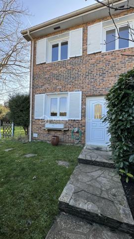 Au CALME et proche toutes commodités (écoles, commerces et transports à 3 min à pied), venez découvrir cette charmante maison  de 90 m2 au total mitoyenne d'un côté édifiée sur un beau terrain de 344 m2 arboré et SANS VIS-A-VIS. 

La maison se compose d'une entrée avec placard, WC, buanderie et penderie, d'une cuisine (ouvrable) et d'un beau séjour de 30 m2 environ avec cheminée. 
Terrasse et TRES BEAU JARDIN de 300 m2 environ !

A l'étage, le palier dessert un chambre ouverte en bureau, de deux autres chambres avec placard et d'une SDB avec WC. 
Dans les combles aménagés, une 4ème chambre. 

Un cadre idéal pour une famille. Environnement sécurisant et accès piéton pour l'école et les commerces. 
Une maison LUMINEUSE. Des prestations : fenêtre PVC double vitrage, radiateurs changés, chaudière Saunier- Duval..

Une maison à mettre à votre goût ! 

A visiter sans tarder
