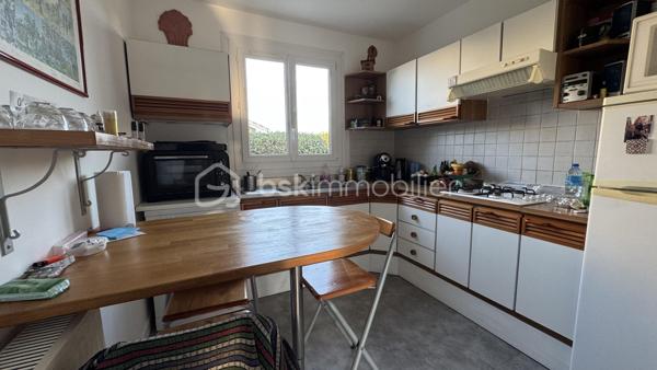 Au CALME et proche toutes commodités (écoles, commerces et transports à 3 min à pied), venez découvrir cette charmante maison  de 90 m2 au total mitoyenne d'un côté édifiée sur un beau terrain de 344 m2 arboré et SANS VIS-A-VIS. 

La maison se compose d'une entrée avec placard, WC, buanderie et penderie, d'une cuisine (ouvrable) et d'un beau séjour de 30 m2 environ avec cheminée. 
Terrasse et TRES BEAU JARDIN de 300 m2 environ !

A l'étage, le palier dessert un chambre ouverte en bureau, de deux autres chambres avec placard et d'une SDB avec WC. 
Dans les combles aménagés, une 4ème chambre. 

Un cadre idéal pour une famille. Environnement sécurisant et accès piéton pour l'école et les commerces. 
Une maison LUMINEUSE. Des prestations : fenêtre PVC double vitrage, radiateurs changés, chaudière Saunier- Duval..

Une maison à mettre à votre goût ! 

A visiter sans tarder