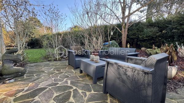 Au CALME et proche toutes commodités (écoles, commerces et transports à 3 min à pied), venez découvrir cette charmante maison  de 90 m2 au total mitoyenne d'un côté édifiée sur un beau terrain de 344 m2 arboré et SANS VIS-A-VIS. 

La maison se compose d'une entrée avec placard, WC, buanderie et penderie, d'une cuisine (ouvrable) et d'un beau séjour de 30 m2 environ avec cheminée. 
Terrasse et TRES BEAU JARDIN de 300 m2 environ !

A l'étage, le palier dessert un chambre ouverte en bureau, de deux autres chambres avec placard et d'une SDB avec WC. 
Dans les combles aménagés, une 4ème chambre. 

Un cadre idéal pour une famille. Environnement sécurisant et accès piéton pour l'école et les commerces. 
Une maison LUMINEUSE. Des prestations : fenêtre PVC double vitrage, radiateurs changés, chaudière Saunier- Duval..

Une maison à mettre à votre goût ! 

A visiter sans tarder