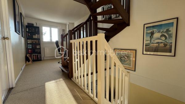 Au CALME et proche toutes commodités (écoles, commerces et transports à 3 min à pied), venez découvrir cette charmante maison  de 90 m2 au total mitoyenne d'un côté édifiée sur un beau terrain de 344 m2 arboré et SANS VIS-A-VIS. 

La maison se compose d'une entrée avec placard, WC, buanderie et penderie, d'une cuisine (ouvrable) et d'un beau séjour de 30 m2 environ avec cheminée. 
Terrasse et TRES BEAU JARDIN de 300 m2 environ !

A l'étage, le palier dessert un chambre ouverte en bureau, de deux autres chambres avec placard et d'une SDB avec WC. 
Dans les combles aménagés, une 4ème chambre. 

Un cadre idéal pour une famille. Environnement sécurisant et accès piéton pour l'école et les commerces. 
Une maison LUMINEUSE. Des prestations : fenêtre PVC double vitrage, radiateurs changés, chaudière Saunier- Duval..

Une maison à mettre à votre goût ! 

A visiter sans tarder
