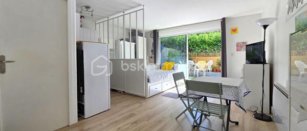 Idéalement situé à proximité immédiate du centre historique du Vieux Pontault et de son charme provincial, ce studio de 30 m² offre un cadre de vie privilégié. Au pied de cette résidence verdoyante, vous profitez de toutes les commodités indispensables au quotidien (boulangerie, commerces, banque).
Situé au premier étage, cet appartement propose un agencement optimisé, astucieux et baigné de lumière. La pièce de vie accueille une cuisine ouverte intelligemment séparée par une cloison amovible, idéale pour délimiter un véritable coin nuit. Ce bien fonctionnel dispose également d'une salle de bain avec une vraie fenêtre. Le véritable point fort de ce logement réside dans son concept "dedans/dehors" : depuis le séjour, une immense baie vitrée de plus de 3 mètres de large s'ouvre sur une magnifique terrasse orientée plein ouest, offrant autant de surface dehors que dedans. Niché en plein milieu de la verdure et quasi sans vis-à-vis, cet espace unique et intimiste est une denrée rare sur le marché, parfaite pour profiter des couchers de soleil. Cet appartement s'intègre au sein d'une copropriété des années 90, reconnue pour sa construction solide et sa gestion rigoureuse. Parfaitement entretenue, la résidence ne prévoit aucun travaux immédiats, garantissant une totale tranquillité d'esprit aux futurs工程 acquéreurs. De plus, la présence de places de parking visiteurs au sein de la copropriété offre une option simple et efficace pour stationner au quotidien.