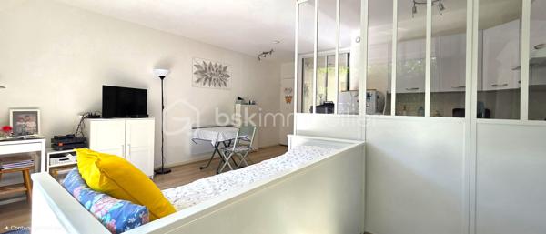 Idéalement situé à proximité immédiate du centre historique du Vieux Pontault et de son charme provincial, ce studio de 30 m² offre un cadre de vie privilégié. Au pied de cette résidence verdoyante, vous profitez de toutes les commodités indispensables au quotidien (boulangerie, commerces, banque).
Situé au premier étage, cet appartement propose un agencement optimisé, astucieux et baigné de lumière. La pièce de vie accueille une cuisine ouverte intelligemment séparée par une cloison amovible, idéale pour délimiter un véritable coin nuit. Ce bien fonctionnel dispose également d'une salle de bain avec une vraie fenêtre. Le véritable point fort de ce logement réside dans son concept "dedans/dehors" : depuis le séjour, une immense baie vitrée de plus de 3 mètres de large s'ouvre sur une magnifique terrasse orientée plein ouest, offrant autant de surface dehors que dedans. Niché en plein milieu de la verdure et quasi sans vis-à-vis, cet espace unique et intimiste est une denrée rare sur le marché, parfaite pour profiter des couchers de soleil. Cet appartement s'intègre au sein d'une copropriété des années 90, reconnue pour sa construction solide et sa gestion rigoureuse. Parfaitement entretenue, la résidence ne prévoit aucun travaux immédiats, garantissant une totale tranquillité d'esprit aux futurs工程 acquéreurs. De plus, la présence de places de parking visiteurs au sein de la copropriété offre une option simple et efficace pour stationner au quotidien.