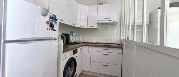 Idéalement situé à proximité immédiate du centre historique du Vieux Pontault et de son charme provincial, ce studio de 30 m² offre un cadre de vie privilégié. Au pied de cette résidence verdoyante, vous profitez de toutes les commodités indispensables au quotidien (boulangerie, commerces, banque).
Situé au premier étage, cet appartement propose un agencement optimisé, astucieux et baigné de lumière. La pièce de vie accueille une cuisine ouverte intelligemment séparée par une cloison amovible, idéale pour délimiter un véritable coin nuit. Ce bien fonctionnel dispose également d'une salle de bain avec une vraie fenêtre. Le véritable point fort de ce logement réside dans son concept "dedans/dehors" : depuis le séjour, une immense baie vitrée de plus de 3 mètres de large s'ouvre sur une magnifique terrasse orientée plein ouest, offrant autant de surface dehors que dedans. Niché en plein milieu de la verdure et quasi sans vis-à-vis, cet espace unique et intimiste est une denrée rare sur le marché, parfaite pour profiter des couchers de soleil. Cet appartement s'intègre au sein d'une copropriété des années 90, reconnue pour sa construction solide et sa gestion rigoureuse. Parfaitement entretenue, la résidence ne prévoit aucun travaux immédiats, garantissant une totale tranquillité d'esprit aux futurs工程 acquéreurs. De plus, la présence de places de parking visiteurs au sein de la copropriété offre une option simple et efficace pour stationner au quotidien.