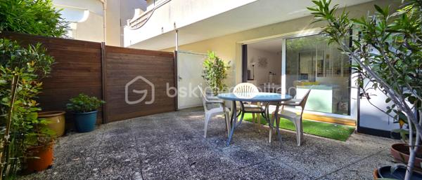 Idéalement situé à proximité immédiate du centre historique du Vieux Pontault et de son charme provincial, ce studio de 30 m² offre un cadre de vie privilégié. Au pied de cette résidence verdoyante, vous profitez de toutes les commodités indispensables au quotidien (boulangerie, commerces, banque).
Situé au premier étage, cet appartement propose un agencement optimisé, astucieux et baigné de lumière. La pièce de vie accueille une cuisine ouverte intelligemment séparée par une cloison amovible, idéale pour délimiter un véritable coin nuit. Ce bien fonctionnel dispose également d'une salle de bain avec une vraie fenêtre. Le véritable point fort de ce logement réside dans son concept "dedans/dehors" : depuis le séjour, une immense baie vitrée de plus de 3 mètres de large s'ouvre sur une magnifique terrasse orientée plein ouest, offrant autant de surface dehors que dedans. Niché en plein milieu de la verdure et quasi sans vis-à-vis, cet espace unique et intimiste est une denrée rare sur le marché, parfaite pour profiter des couchers de soleil. Cet appartement s'intègre au sein d'une copropriété des années 90, reconnue pour sa construction solide et sa gestion rigoureuse. Parfaitement entretenue, la résidence ne prévoit aucun travaux immédiats, garantissant une totale tranquillité d'esprit aux futurs工程 acquéreurs. De plus, la présence de places de parking visiteurs au sein de la copropriété offre une option simple et efficace pour stationner au quotidien.