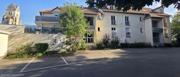 Idéalement situé à proximité immédiate du centre historique du Vieux Pontault et de son charme provincial, ce studio de 30 m² offre un cadre de vie privilégié. Au pied de cette résidence verdoyante, vous profitez de toutes les commodités indispensables au quotidien (boulangerie, commerces, banque).
Situé au premier étage, cet appartement propose un agencement optimisé, astucieux et baigné de lumière. La pièce de vie accueille une cuisine ouverte intelligemment séparée par une cloison amovible, idéale pour délimiter un véritable coin nuit. Ce bien fonctionnel dispose également d'une salle de bain avec une vraie fenêtre. Le véritable point fort de ce logement réside dans son concept "dedans/dehors" : depuis le séjour, une immense baie vitrée de plus de 3 mètres de large s'ouvre sur une magnifique terrasse orientée plein ouest, offrant autant de surface dehors que dedans. Niché en plein milieu de la verdure et quasi sans vis-à-vis, cet espace unique et intimiste est une denrée rare sur le marché, parfaite pour profiter des couchers de soleil. Cet appartement s'intègre au sein d'une copropriété des années 90, reconnue pour sa construction solide et sa gestion rigoureuse. Parfaitement entretenue, la résidence ne prévoit aucun travaux immédiats, garantissant une totale tranquillité d'esprit aux futurs工程 acquéreurs. De plus, la présence de places de parking visiteurs au sein de la copropriété offre une option simple et efficace pour stationner au quotidien.