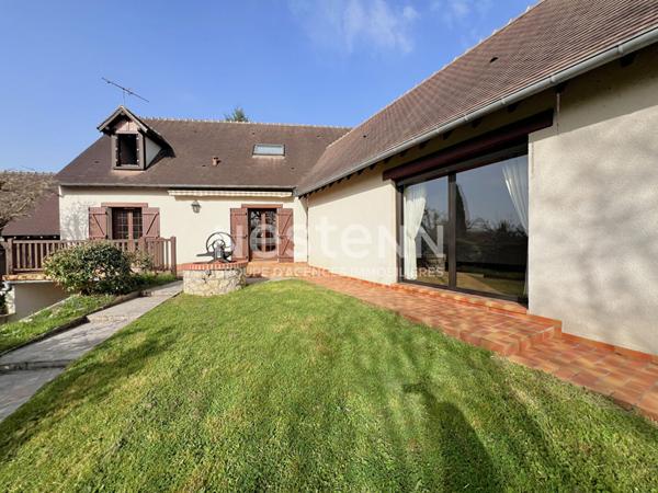 Belle maison familiale 5 chambres, terrain et dépendance, située à GIEVRES (LOIR ET CHER) proche commerces.