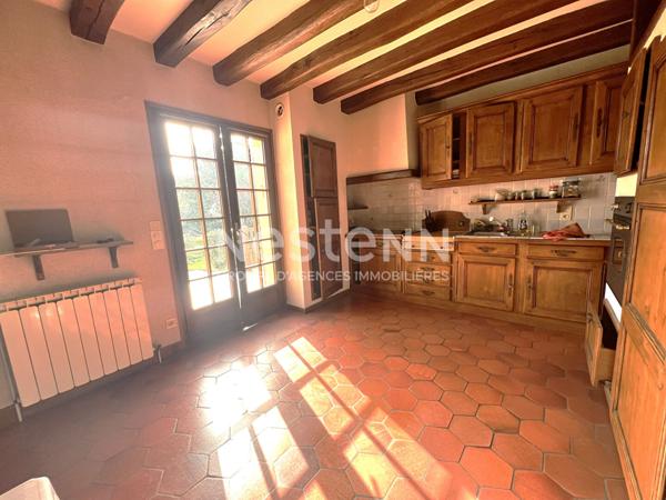 Belle maison familiale 5 chambres, terrain et dépendance, située à GIEVRES (LOIR ET CHER) proche commerces.