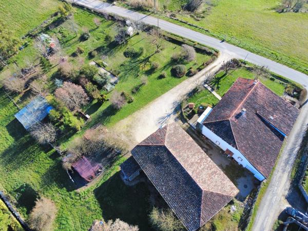 Maison de caractère 213 m2, studio, terrain 4000 m2, dépendances, avec vue dominante, caractère et potentiel