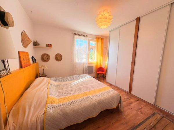 Maison de caractère 213 m2, studio, terrain 4000 m2, dépendances, avec vue dominante, caractère et potentiel