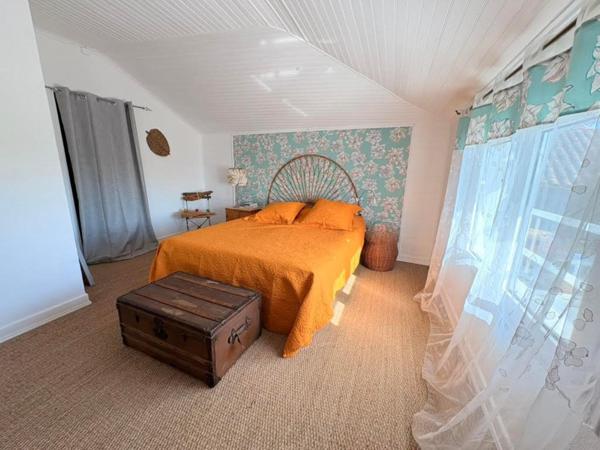 Maison de caractère 213 m2, studio, terrain 4000 m2, dépendances, avec vue dominante, caractère et potentiel