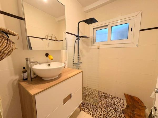 Maison de caractère 213 m2, studio, terrain 4000 m2, dépendances, avec vue dominante, caractère et potentiel