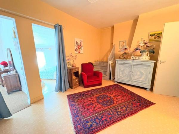 Maison de caractère 213 m2, studio, terrain 4000 m2, dépendances, avec vue dominante, caractère et potentiel