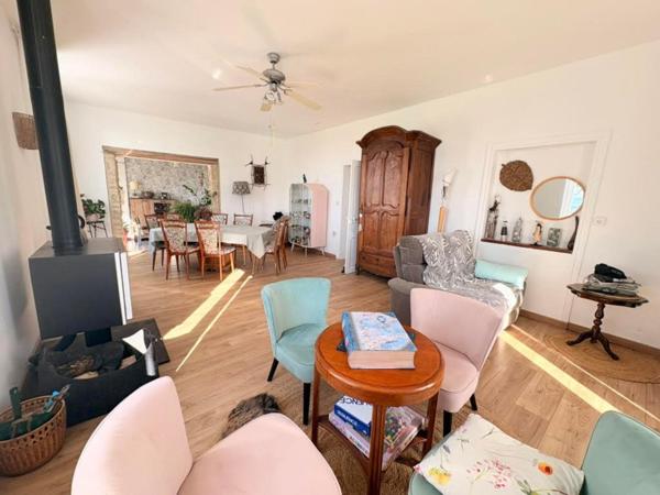 Maison de caractère 213 m2, studio, terrain 4000 m2, dépendances, avec vue dominante, caractère et potentiel