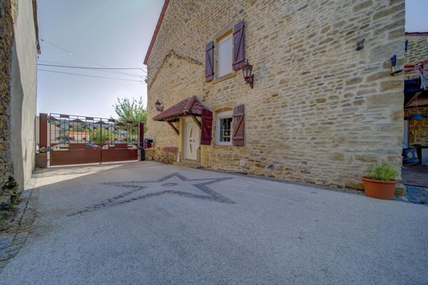 corps de ferme  230 m2 avec box et carriere terrain 4270 m2