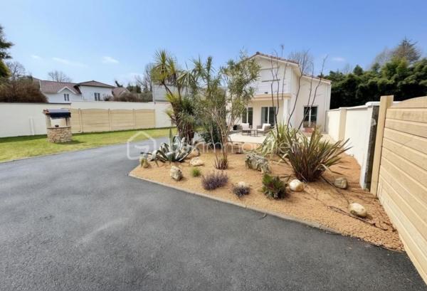 Découvrez cette maison rare en plein centre ville et de toutes ces commodités.
En entrant vous découvrez une magnifique pièce de vie spacieuse et lumineuse de plus de 60 m² par laquelle vous accédez à une très belle terrasse semi couverte.
Elle dispose d'une suite parentale au rez de chaussée et de 3 grandes chambres à l'étage ainsi que d'une jolie salle de bain.
Vous disposez d'un stationnement de 6 véhicules et plus, entièrement clôturé.
Le tout à été entièrement rénové avec des matériaux de qualités ils ne vous reste qu'a visiter.
Je suis à votre disposition 7/7