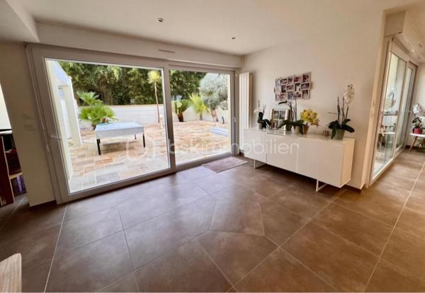 Découvrez cette maison rare en plein centre ville et de toutes ces commodités.
En entrant vous découvrez une magnifique pièce de vie spacieuse et lumineuse de plus de 60 m² par laquelle vous accédez à une très belle terrasse semi couverte.
Elle dispose d'une suite parentale au rez de chaussée et de 3 grandes chambres à l'étage ainsi que d'une jolie salle de bain.
Vous disposez d'un stationnement de 6 véhicules et plus, entièrement clôturé.
Le tout à été entièrement rénové avec des matériaux de qualités ils ne vous reste qu'a visiter.
Je suis à votre disposition 7/7
