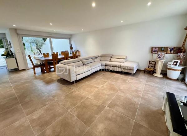 Découvrez cette maison rare en plein centre ville et de toutes ces commodités.
En entrant vous découvrez une magnifique pièce de vie spacieuse et lumineuse de plus de 60 m² par laquelle vous accédez à une très belle terrasse semi couverte.
Elle dispose d'une suite parentale au rez de chaussée et de 3 grandes chambres à l'étage ainsi que d'une jolie salle de bain.
Vous disposez d'un stationnement de 6 véhicules et plus, entièrement clôturé.
Le tout à été entièrement rénové avec des matériaux de qualités ils ne vous reste qu'a visiter.
Je suis à votre disposition 7/7