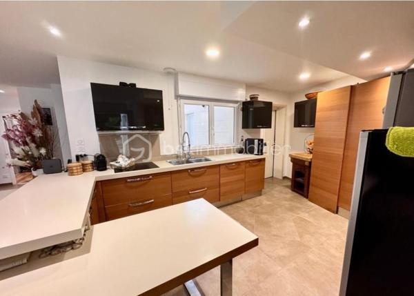 Découvrez cette maison rare en plein centre ville et de toutes ces commodités.
En entrant vous découvrez une magnifique pièce de vie spacieuse et lumineuse de plus de 60 m² par laquelle vous accédez à une très belle terrasse semi couverte.
Elle dispose d'une suite parentale au rez de chaussée et de 3 grandes chambres à l'étage ainsi que d'une jolie salle de bain.
Vous disposez d'un stationnement de 6 véhicules et plus, entièrement clôturé.
Le tout à été entièrement rénové avec des matériaux de qualités ils ne vous reste qu'a visiter.
Je suis à votre disposition 7/7