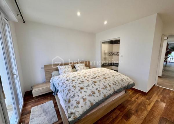 Découvrez cette maison rare en plein centre ville et de toutes ces commodités.
En entrant vous découvrez une magnifique pièce de vie spacieuse et lumineuse de plus de 60 m² par laquelle vous accédez à une très belle terrasse semi couverte.
Elle dispose d'une suite parentale au rez de chaussée et de 3 grandes chambres à l'étage ainsi que d'une jolie salle de bain.
Vous disposez d'un stationnement de 6 véhicules et plus, entièrement clôturé.
Le tout à été entièrement rénové avec des matériaux de qualités ils ne vous reste qu'a visiter.
Je suis à votre disposition 7/7