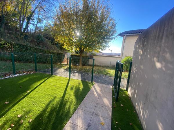 5mn VILLEFRANCHE Type 3 de 63m² hab. en duplex avec jardin et garage.
