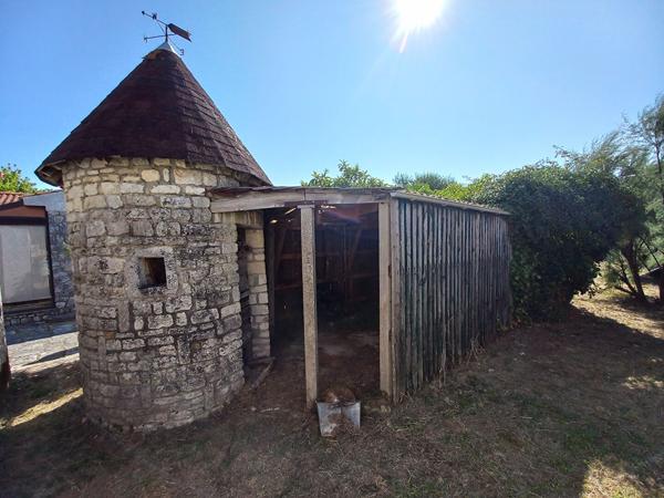 SAINT-PIERRE-D'OLÉRON - Ensemble immobilier au calme avec maison annexe et dépendances