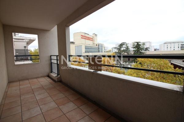 Appartement LYON 8, 3 pièces en étage élevé avec balcon et garage en sous sol