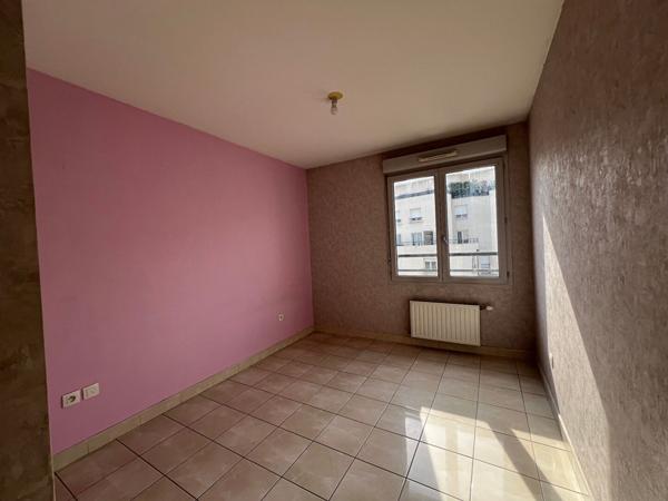 Appartement LYON 8, 3 pièces en étage élevé avec balcon et garage en sous sol