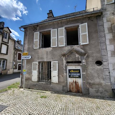 Maison de bourg, place de l'église Saint-Saturnin (15190)