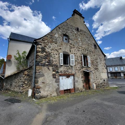 Maison de bourg, place de l'église Saint-Saturnin (15190)