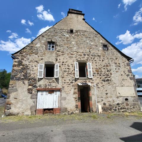 Maison de bourg, place de l'église Saint-Saturnin (15190)