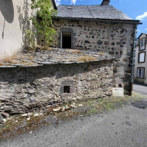 Maison de bourg, place de l'église Saint-Saturnin (15190)