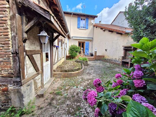 Maison de ville au coeur d un charmant village, proche de toutes commodites, offrant 4 chambres
