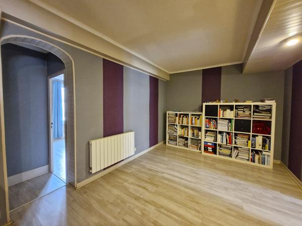 Maison de ville au coeur d un charmant village, proche de toutes commodites, offrant 4 chambres