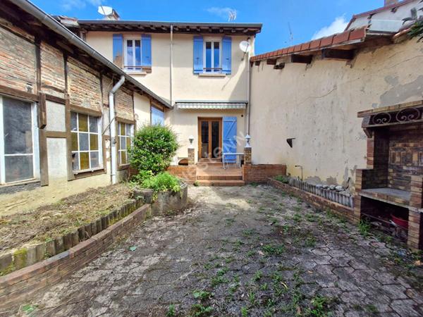 Maison de ville au coeur d un charmant village, proche de toutes commodites, offrant 4 chambres