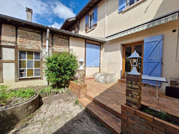 Maison de ville au coeur d un charmant village, proche de toutes commodites, offrant 4 chambres