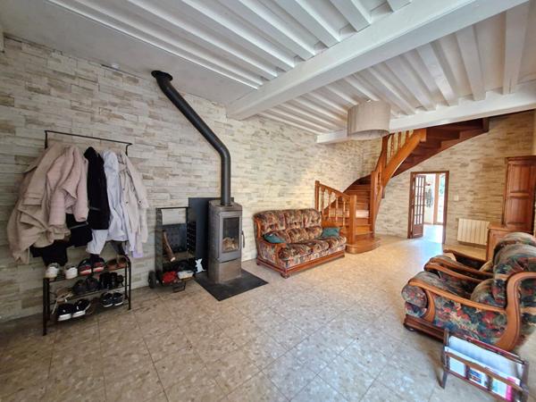 Maison de ville au coeur d un charmant village, proche de toutes commodites, offrant 4 chambres