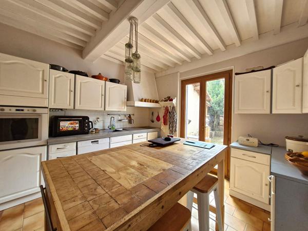 Maison de ville au coeur d un charmant village, proche de toutes commodites, offrant 4 chambres