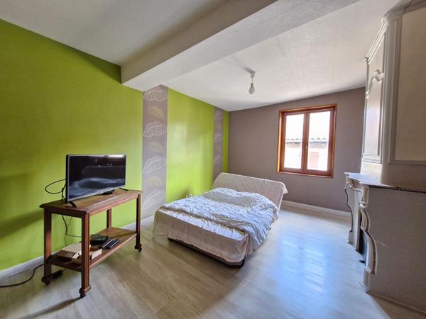 Maison de ville au coeur d un charmant village, proche de toutes commodites, offrant 4 chambres