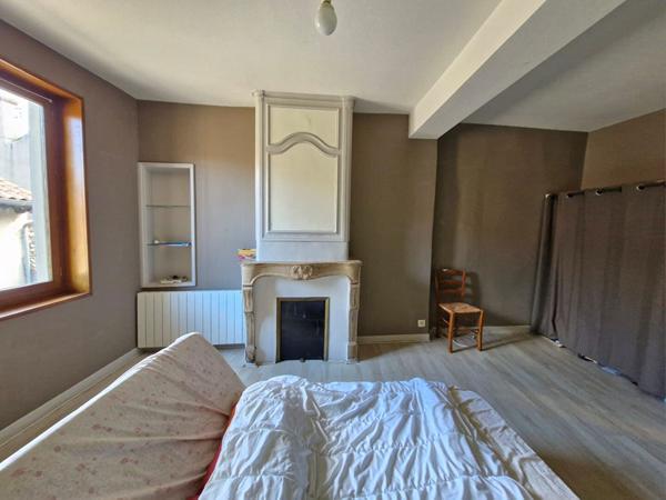 Maison de ville au coeur d un charmant village, proche de toutes commodites, offrant 4 chambres