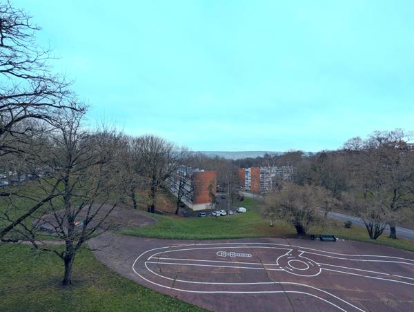 Appartement rénové avec balcon