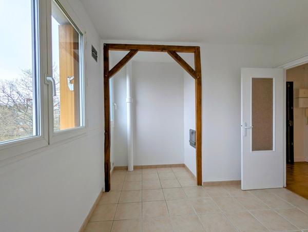 Appartement rénové avec balcon