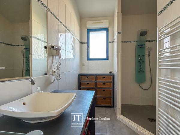 Maison
                                                                                                                                                                                                                                                                                                                        6 pièce(s)                                                                                                                                                                                                          5 chambre(s)                                                                                                                                                                                                          166  m²
