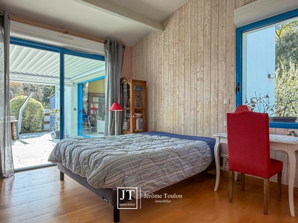 Maison
                                                                                                                                                                                                                                                                                                                        6 pièce(s)                                                                                                                                                                                                          5 chambre(s)                                                                                                                                                                                                          166  m²
